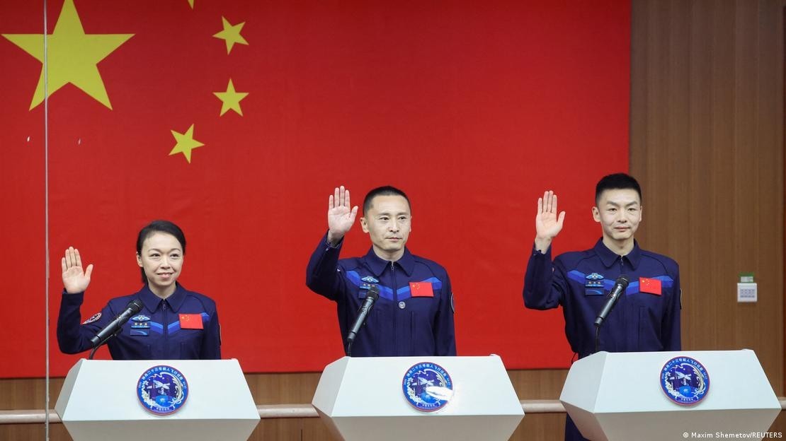 Lai Kai-ying (trái) là phi hành gia đầu tiên đến từ Hong Kong và là nữ chuyên gia tải trọng đầu tiên của Trung Quốc thực hiện sứ mệnh bay vào vũ trụ. Ảnh: Reuters.