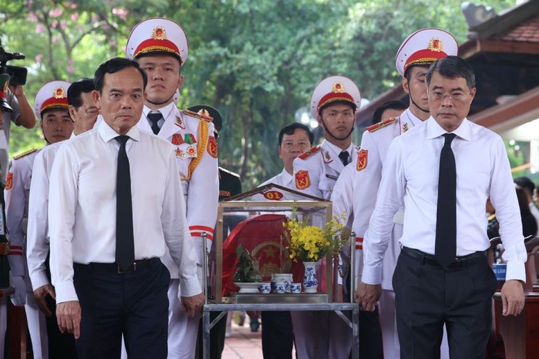 Thủ tướng Chính phủ cùng các đại biểu thực hiện nghi thức quy tập, di chuyển hài cốt liệt sĩ vào nhà quàn - Ảnh: VGP