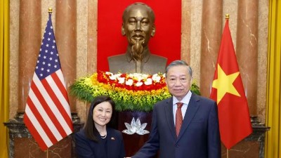 U.S. Ambassador presents credentials to General Secretary and President To Lam