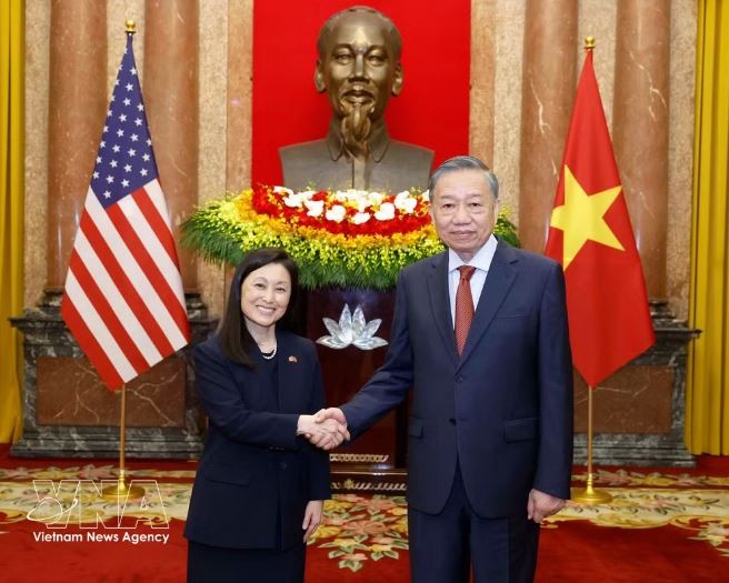 U.S. Ambassador presents credentials to General Secretary and President To Lam