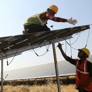 Mặc dù đã đạt nhiều bước tiến đáng kể, Ấn Độ vẫn phụ thuộc lớn vào Trung Quốc để đáp ứng phần lớn nhu cầu của ngành điện mặt trời. Ảnh: Aijaz Rahi/AP Photo/picture alliance