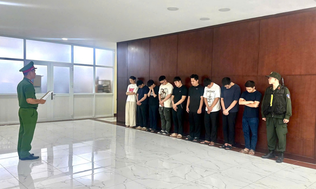 Cơ quan Cảnh sát điều tra tống đạt các quyết định và lệnh đối với các đối tượng. Ảnh: Cổng thông tin điện tử Bộ Công an.