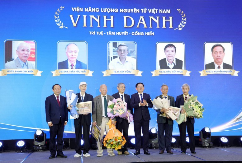 Phó Thủ tướng Hồ Quốc Dũng, Bộ trưởng Bộ KH&CN Vũ Hải Quân trao hoa tri ân và vinh danh các nhà khoa học đóng góp cho sự phát triển của Vinatom.