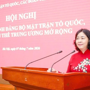 Bà Bùi Thị Minh Hoài - Ủy viên Bộ Chính trị, Bí thư Trung ương Đảng, Bí thư Đảng ủy Mặt trận Tổ quốc, các đoàn thể Trung ương, Chủ tịch Ủy ban Trung ương Mặt trận Tổ quốc Việt Nam phát biểu tại hội nghị. Ảnh: Mặt trận.
