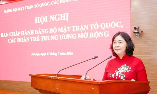 Bà Bùi Thị Minh Hoài - Ủy viên Bộ Chính trị, Bí thư Trung ương Đảng, Bí thư Đảng ủy Mặt trận Tổ quốc, các đoàn thể Trung ương, Chủ tịch Ủy ban Trung ương Mặt trận Tổ quốc Việt Nam phát biểu tại hội nghị. Ảnh: Mặt trận.