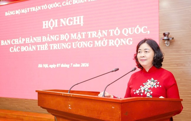 Bà Bùi Thị Minh Hoài - Ủy viên Bộ Chính trị, Bí thư Trung ương Đảng, Bí thư Đảng ủy Mặt trận Tổ quốc, các đoàn thể Trung ương, Chủ tịch Ủy ban Trung ương Mặt trận Tổ quốc Việt Nam phát biểu tại hội nghị. Ảnh: Mặt trận.
