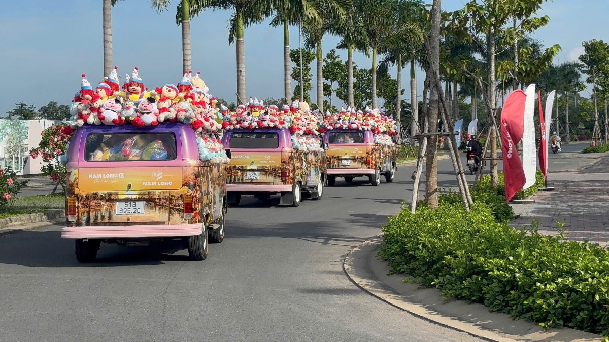 Những chiếc xe Kombi đang được người dân Cần Thơ háo hức chờ đón. Ảnh: Nam Long.