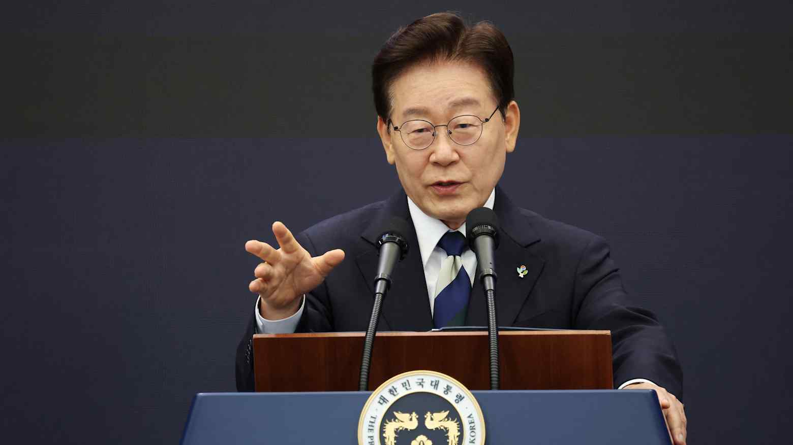 Tổng thống Hàn Quốc Lee Jae Myung phát biểu trong cuộc họp báo về tầm nhìn phát triển ngành công nghiệp bán dẫn. Ảnh: Reuters