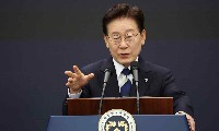 Tổng thống Hàn Quốc Lee Jae Myung phát biểu trong cuộc họp báo về tầm nhìn phát triển ngành công nghiệp bán dẫn. Ảnh: Reuters