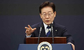 Tổng thống Hàn Quốc Lee Jae Myung phát biểu trong cuộc họp báo về tầm nhìn phát triển ngành công nghiệp bán dẫn. Ảnh: Reuters