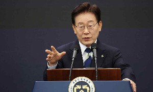 Tổng thống Hàn Quốc Lee Jae Myung phát biểu trong cuộc họp báo về tầm nhìn phát triển ngành công nghiệp bán dẫn. Ảnh: Reuters