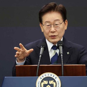 Tổng thống Hàn Quốc Lee Jae Myung phát biểu trong cuộc họp báo về tầm nhìn phát triển ngành công nghiệp bán dẫn. Ảnh: Reuters