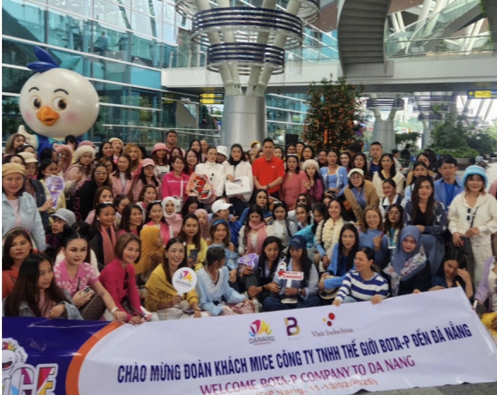 Một đoàn khách MICE từ nhiều quốc gia vùng lãnh thổ đến Đà Nẵng được đón tiếp tại sân bay quốc tế Đà Nẵng.