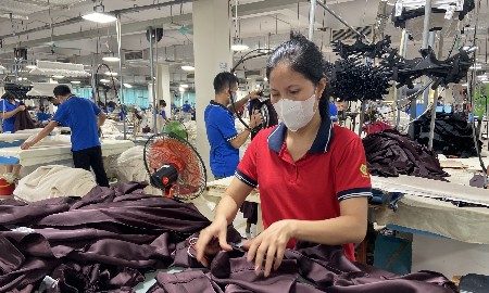 6 tháng cuối năm, ngành dệt may Việt Nam đặt mục tiêu duy trì kim ngạch bình quân trên 4 tỷ USD/tháng để hướng đến đích 48 tỷ USD cho cả năm. Ảnh minh họa.