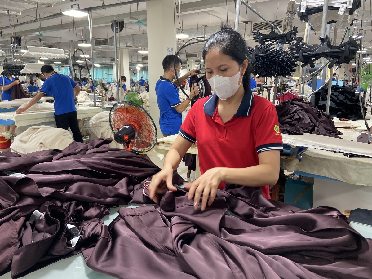 6 tháng cuối năm, ngành dệt may Việt Nam đặt mục tiêu duy trì kim ngạch bình quân trên 4 tỷ USD/tháng để hướng đến đích 48 tỷ USD cho cả năm. Ảnh minh họa.