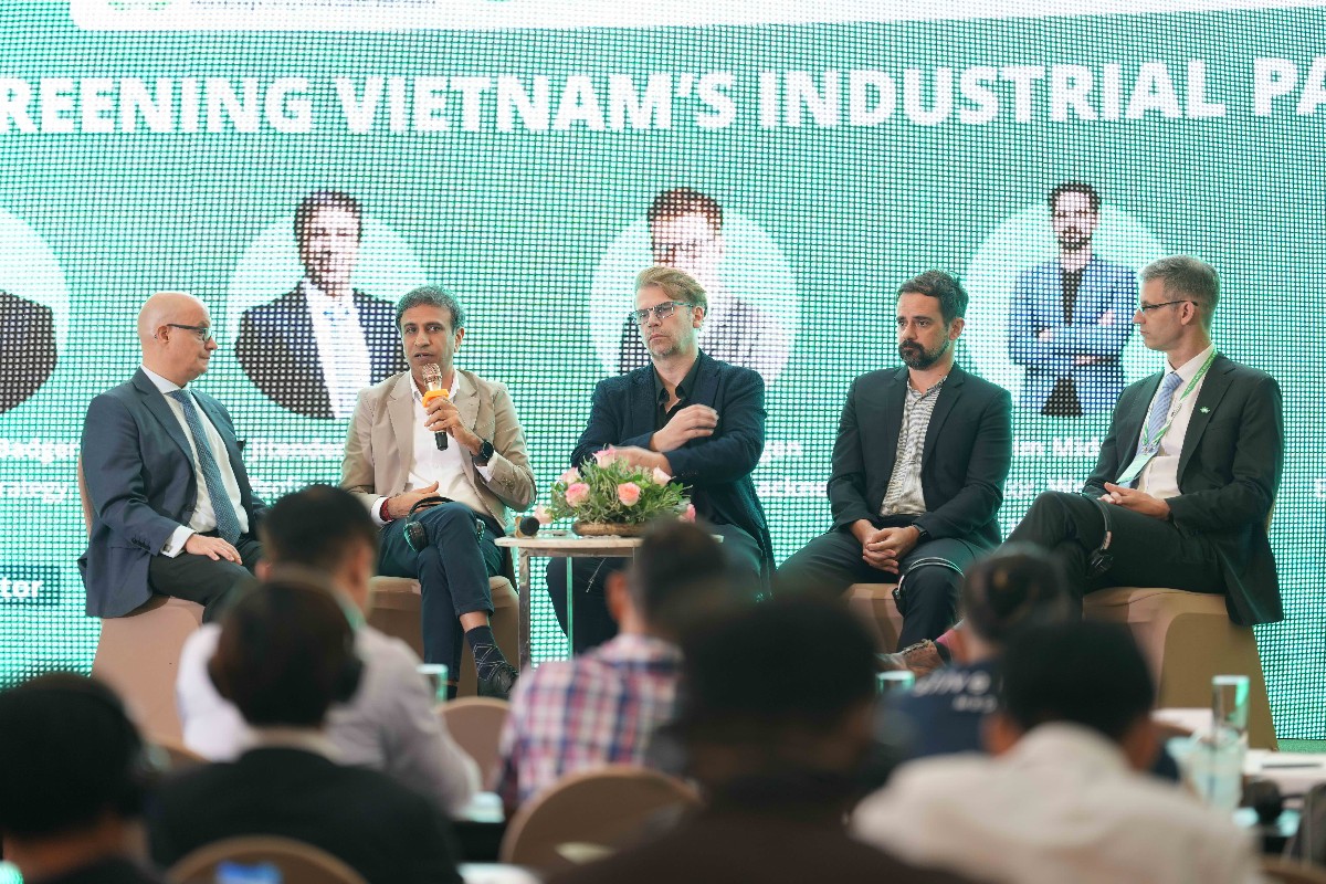 Các chuyên gia thảo luận tại hội thảo