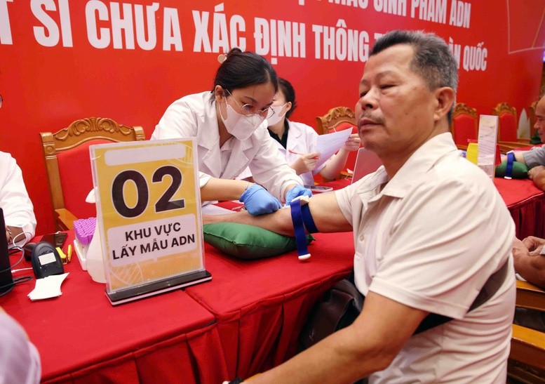 Lẫy mẫu sinh phẩm ADN đối với thân nhân liệt sĩ tại Hà Nội. Ảnh: Vũ Phong.
