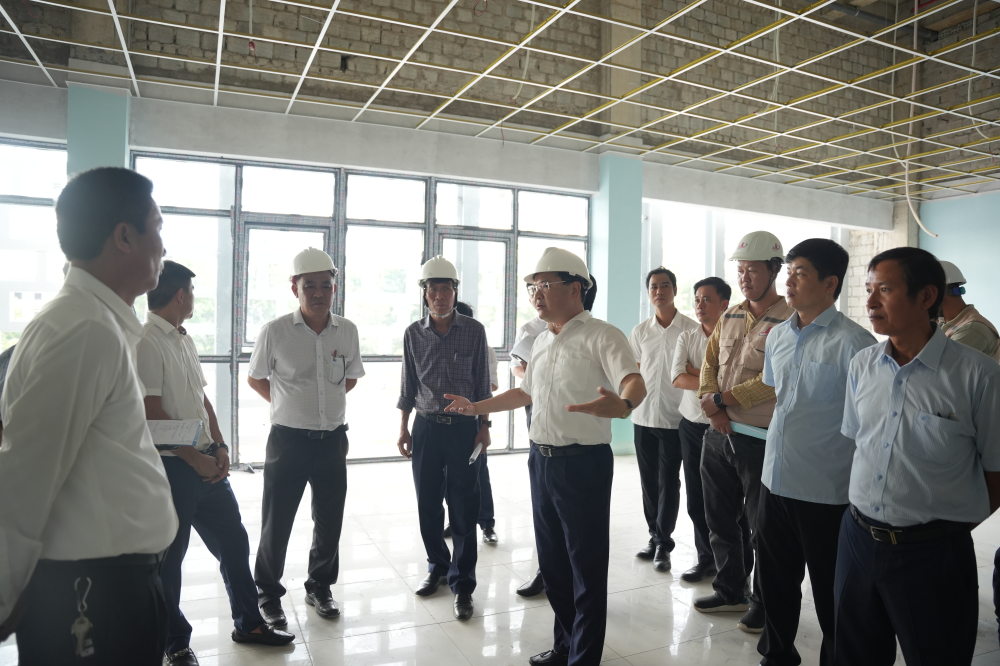Phó Chủ tịch Thường trực UBND thành phố Huế Hoàng Hải Minh đề nghị nhà thầu thi công hoàn thành công trình vào ngày 15/8/2026