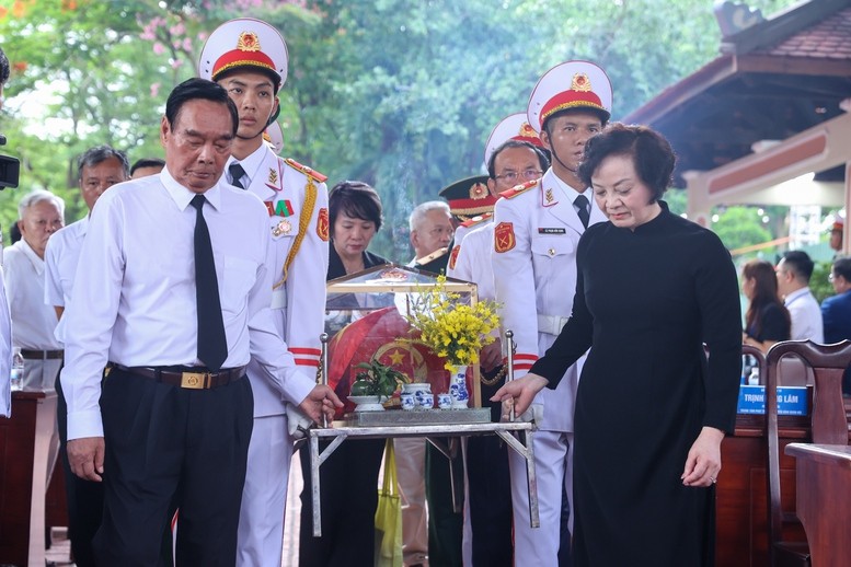 Phó Thủ tướng Chính phủ Phạm Thị Thanh Trà cùng các đại biểu thực hiện nghi thức quy tập, di chuyển hài cốt liệt sĩ vào nhà quàn tại Công viên Lê Thị Riêng. Ảnh: VGP.