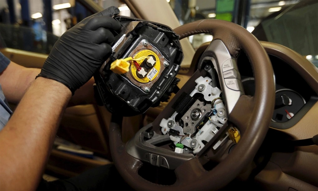 Một bơm túi khí Takata bị triệu hồi được tháo ra từ một ô tô năm 2015. Ảnh: Reuters.