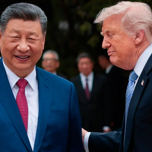 Chủ tịch Trung Quốc Tập Cận Bình và Tổng thống Mỹ Donald Trump tại khu Trung Nam Hải ở Bắc Kinh ngày 15/5 - Ảnh: AP.
