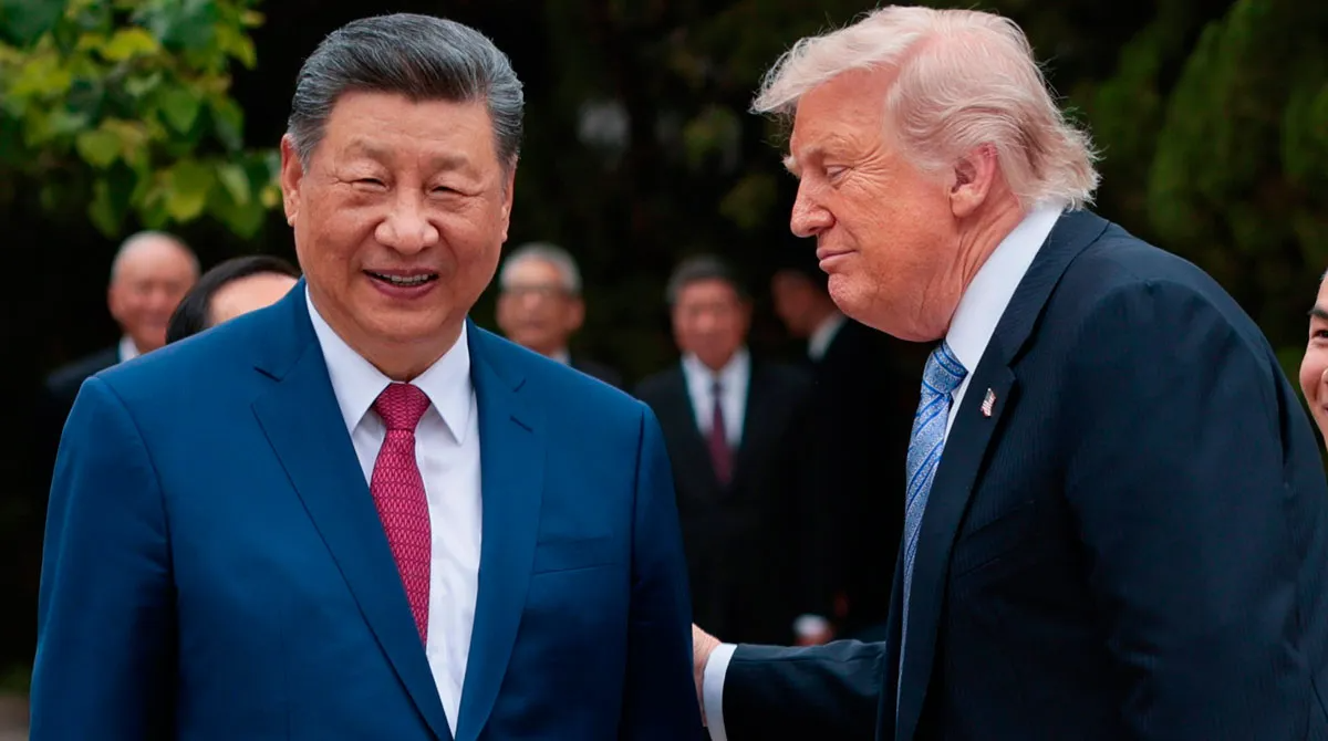 Chủ tịch Trung Quốc Tập Cận Bình và Tổng thống Mỹ Donald Trump tại khu Trung Nam Hải ở Bắc Kinh ngày 15/5 - Ảnh: AP.