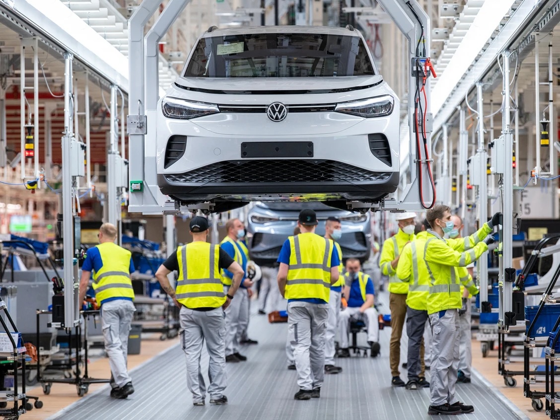 Việc cắt giảm việc làm tại Volkswagen gặp nhiều khó khăn, vì đại diện người lao động chiếm một nửa số ghế trong hội đồng giám sát của hãng sản xuất ô tô này. Ảnh: Getty Images.