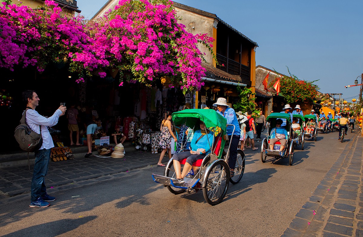 Lũy kế 6 tháng đầu năm 2026, khách quốc tế đến Việt Nam đạt 12,3 triệu lượt người.