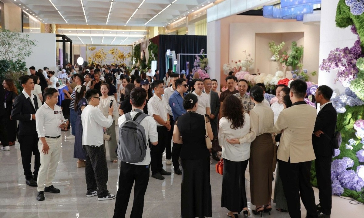 The Vietnam Grand WeddX 2026 đã thu hút một lượng lớn du khách đổ về tham quan, tư vấn và chốt dịch vụ.