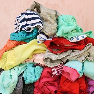 Các cuộc kiểm tra xuyên biên giới do BEUC thực hiện cho thấy 69% số sản phẩm được đánh giá, bao gồm quần áo, phụ kiện và đồ chơi nhập khẩu vào EU từ các nền tảng như Shein và Temu, không đáp ứng các quy định pháp luật cũng như các tiêu chuẩn cơ bản của châu Âu về an toàn và bảo vệ sức khỏe. Ảnh: Canva