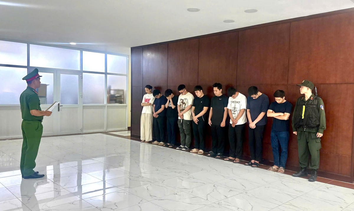 Cơ quan Cảnh sát điều tra tống đạt các quyết định và lệnh đối với các đối tượng thực hiện hành vi lừa đảo chiếm đoạt tài sản thông qua việc tư vấn, ký kết các hợp đồng kỳ nghỉ với khách hàng. Ảnh: Cổng thông tin điện tử Bộ Công an.