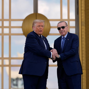 Tổng thống Mỹ Donald Trump (trái) và Tổng thống Thổ Nhĩ Kỳ Recep Tayyip Erdogan tại Ankara, ngày 7/7/2026 - Ảnh: Reuters.