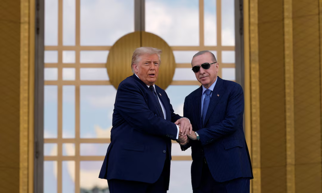 Tổng thống Mỹ Donald Trump (trái) và Tổng thống Thổ Nhĩ Kỳ Recep Tayyip Erdogan tại Ankara, ngày 7/7/2026 - Ảnh: Reuters.