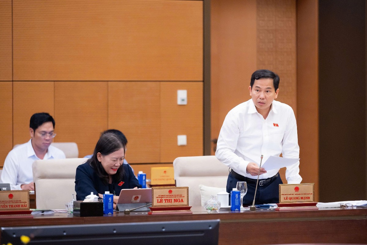 Tổng Thư ký Quốc hội, Chủ nhiệm Văn phòng Quốc hội Lê Quang Mạnh trình bày báo cáo về công tác chuẩn bị Kỳ họp không thường lệ thứ Nhất, Quốc hội khóa XVI. Ảnh: Quốc hội.