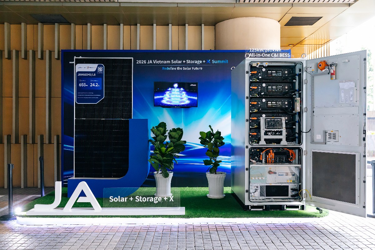 JA ESS ra mắt hệ thống lưu trữ năng lượng làm mát bằng chất lỏng công suất 125kW và dung lượng 261kWh, hướng đến đối tượng khách hàng thương mại và công nghiệp. Ảnh: JA Solar.