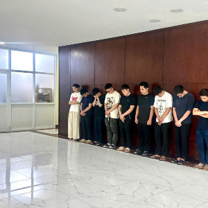 Cơ quan Cảnh sát điều tra tống đạt các quyết định và lệnh đối với các đối tượng. Ảnh: Cổng thông tin điện tử Bộ Công an.