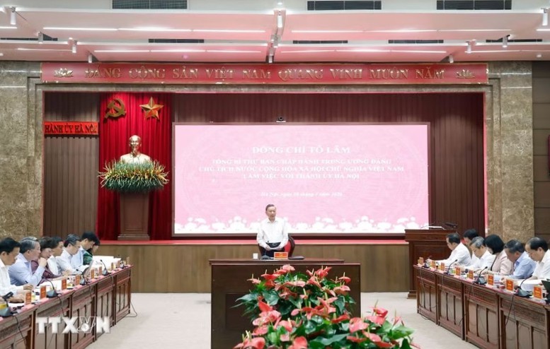 Tổng Bí thư, Chủ tịch nước chỉ rõ, giải phóng nguồn lực đang bị ách tắc, đây là dư địa tăng trưởng lớn nhất của Hà Nội - Ảnh: TTXVN