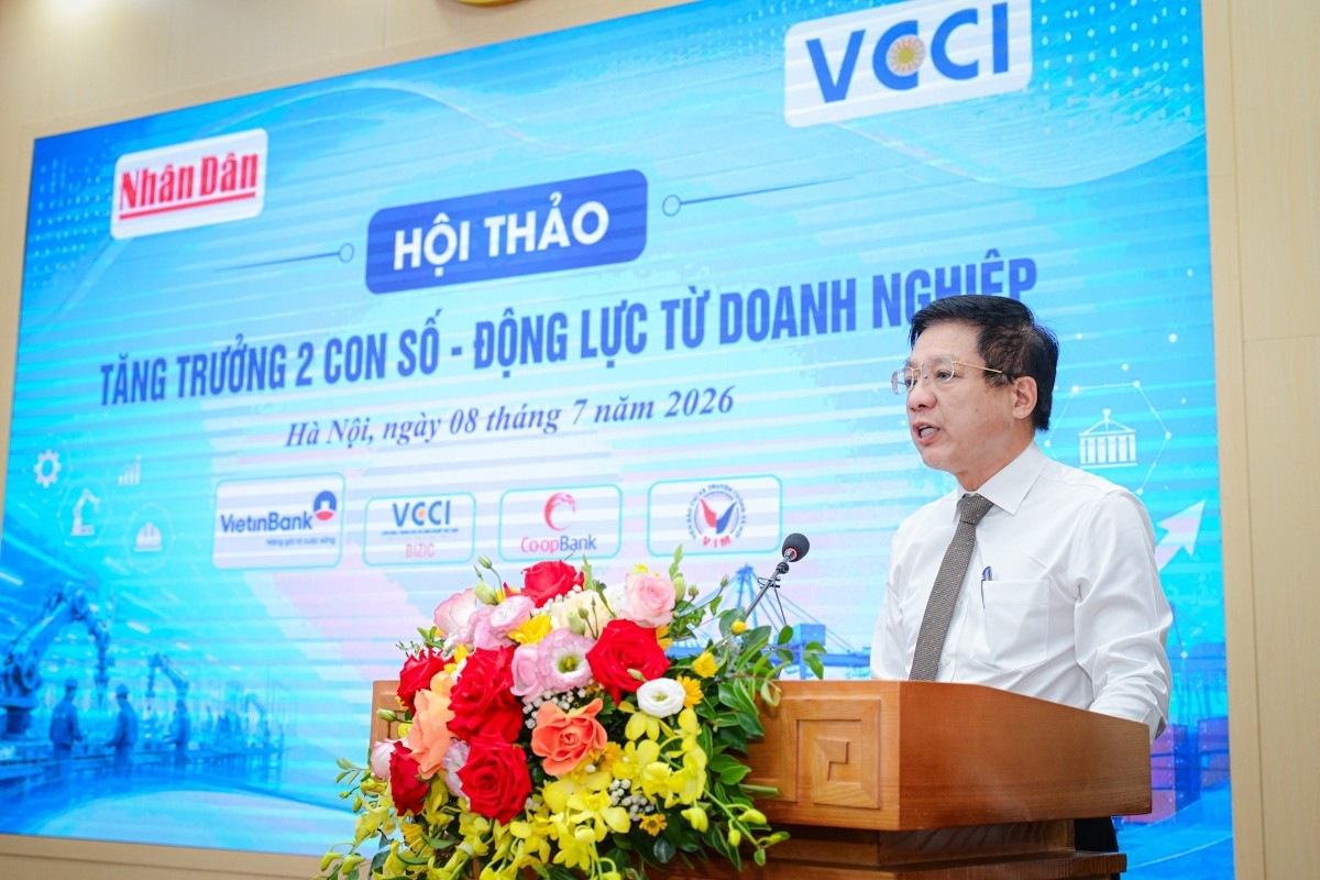 TS Hồ Sỹ Hùng, Chủ tịch Liên đoàn Thương mại và Công nghiệp Việt Nam, phát biểu tại hội thảo. Ảnh: Vũ Khuê.