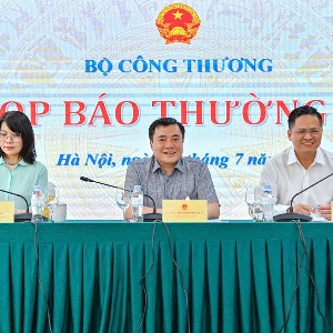 Thứ trưởng Nguyễn Sinh Nhật Tân chủ trì buổi họp báo thương kỳ quý 2/2026 của Bộ Công Thương.