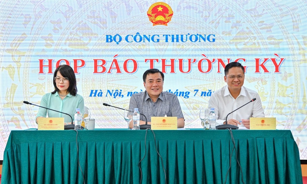 Thứ trưởng Nguyễn Sinh Nhật Tân chủ trì buổi họp báo thương kỳ quý 2/2026 của Bộ Công Thương.