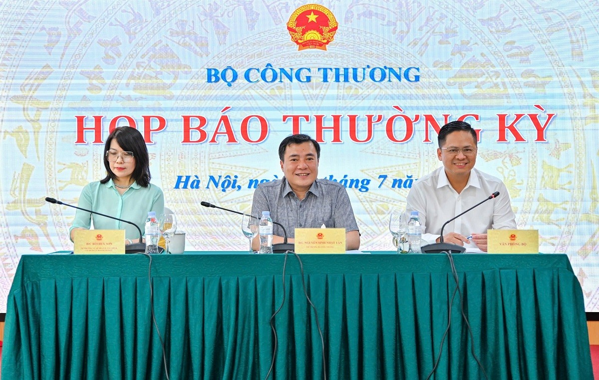 Thứ trưởng Nguyễn Sinh Nhật Tân chủ trì buổi họp báo thương kỳ quý 2/2026 của Bộ Công Thương.