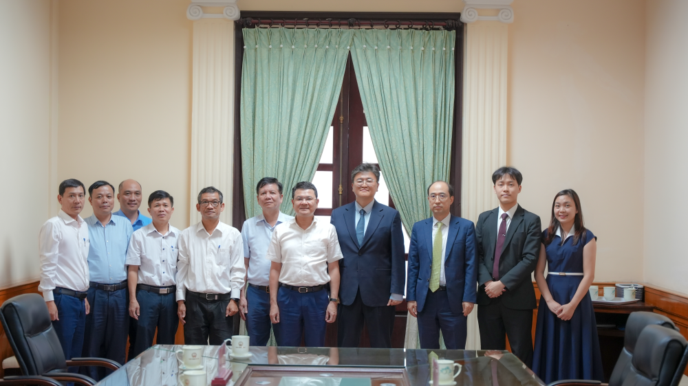 Lãnh đạo thành phố chụp ảnh lưu niệm cùng đoàn công tác Công ty The Energy Consulting