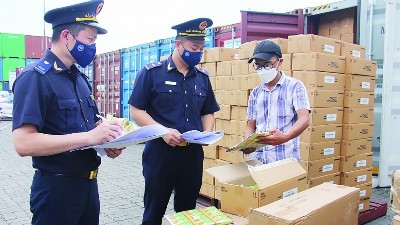 Deputy PM calls for stronger crackdown on smuggling and counterfeit goods