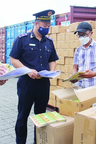 Deputy PM calls for stronger crackdown on smuggling and counterfeit goods