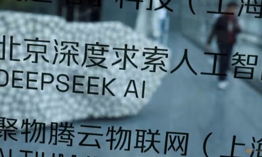 Biển hiệu DeepSeek AI tại tòa nhà nơi đặt văn phòng của startup Trung Quốc này ở Bắc Kinh, Trung Quốc. Ảnh : Reuters/Florence Lo.