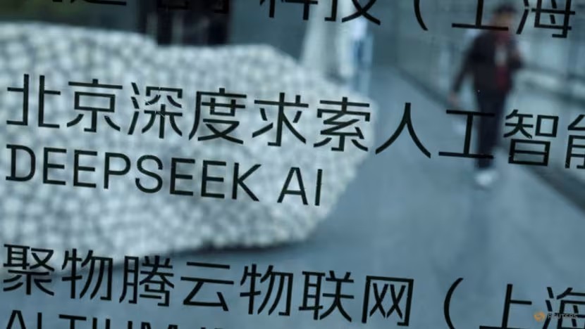 Biển hiệu DeepSeek AI tại tòa nhà nơi đặt văn phòng của startup Trung Quốc này ở Bắc Kinh, Trung Quốc. Ảnh : Reuters/Florence Lo.