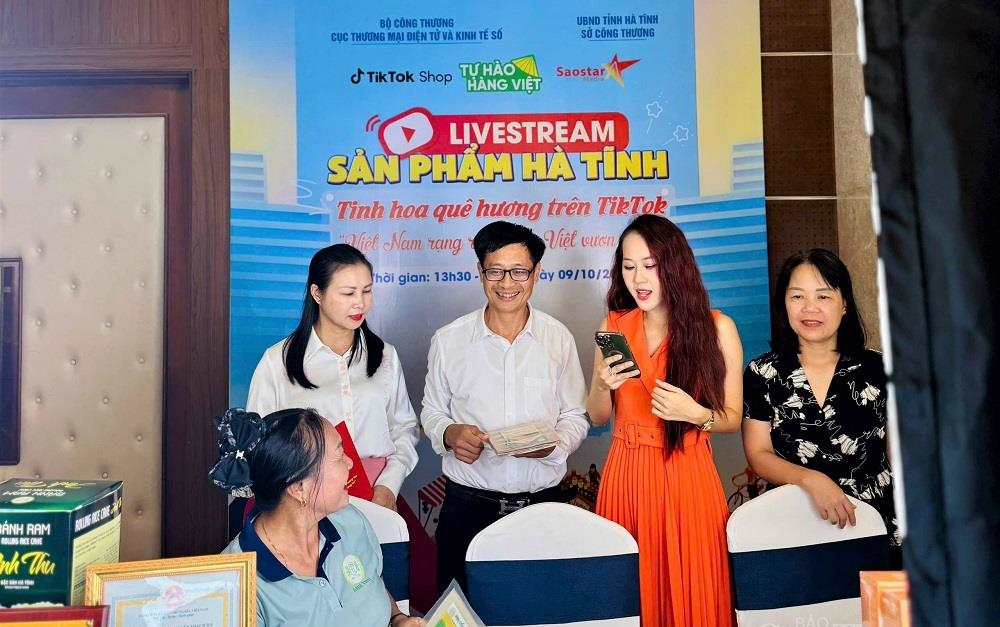 Các sản phẩm OCOP của Hà Tĩnh ngày càng được chú trọng quảng bá, mở rộng thị trường tiêu thụ thông qua các nền tảng thương mại điện tử. Ảnh: Trọng Tùng.