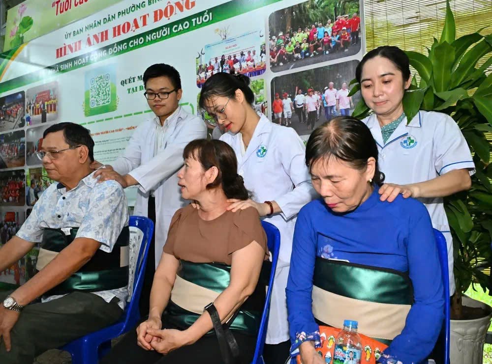 Hoạt động chăm sóc sức khỏe tại Nhà sinh hoạt cộng đồng cho người cao tuổi rất thiết thực và bổ ích.