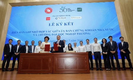 Ủy ban Chứng khoán Nhà nước tổ chức Lễ ký kết Biên bản ghi nhớ hợp tác với Trường Đại học Ngoại thương và Học viện Tài chính. Ảnh: Việt Dũng.