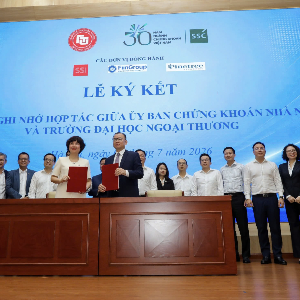 Ủy ban Chứng khoán Nhà nước tổ chức Lễ ký kết Biên bản ghi nhớ hợp tác với Trường Đại học Ngoại thương và Học viện Tài chính. Ảnh: Việt Dũng.